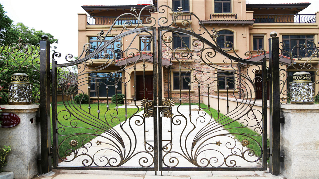 你知道为什么现在的别墅总是喜欢使用铁艺围墙庭院大门吗？
