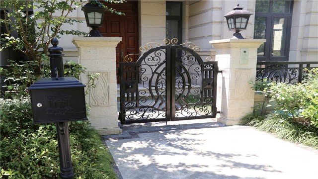 为什么现在的别墅总是喜欢使用铁艺围墙庭院大门呢？