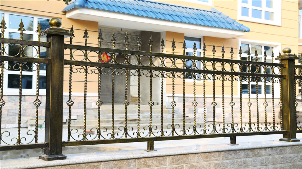 <i style='color:red'>别墅庭院围墙护栏</i>和别墅围墙大门是怎么选色的你知道吗？