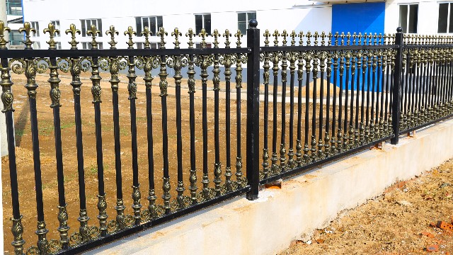 大家在庭院或社区围墙中采用锌钢护栏的优势