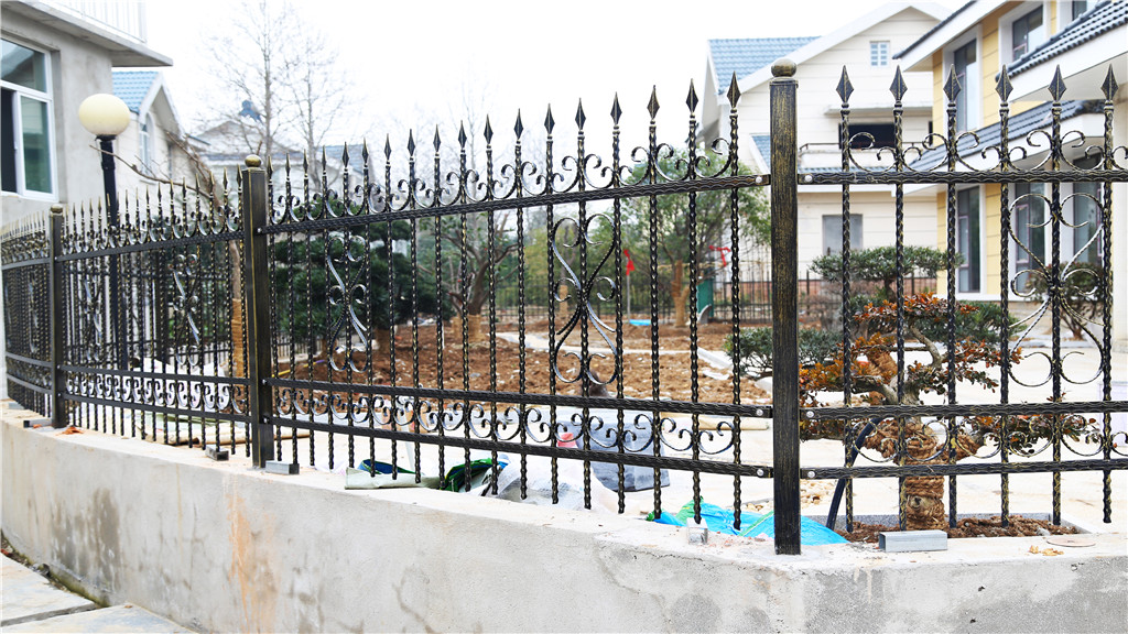 别墅铁艺围墙护栏的安装方法你知道多少？