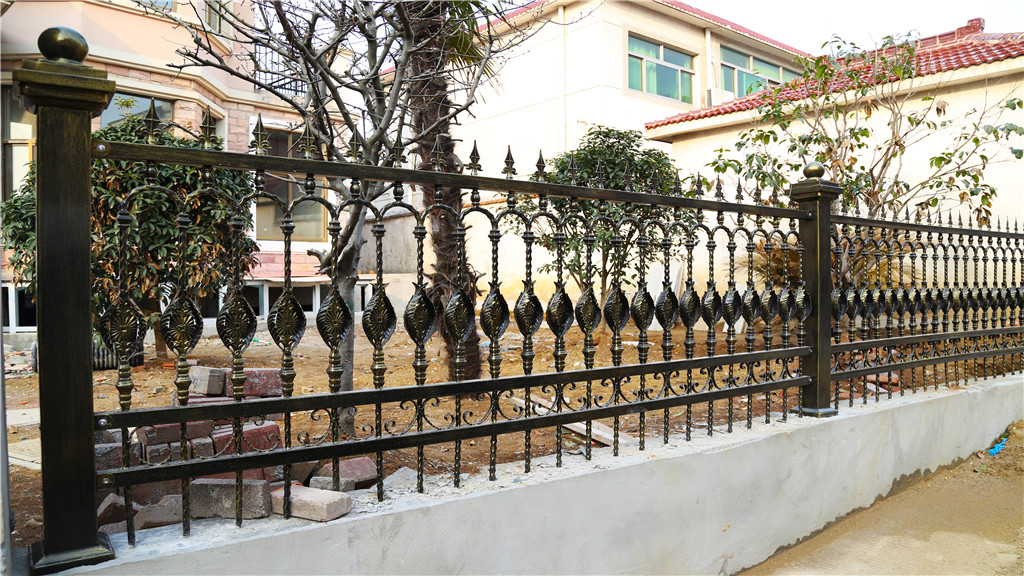 为什么在选购<i style='color:red'>别墅庭院围墙护栏</i>时要注意很多细节呢？