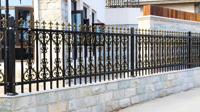 锌钢拼装式护栏在使用上有哪些优点？