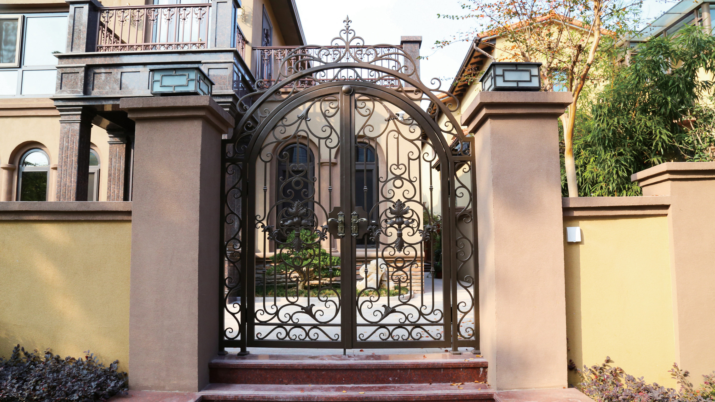 铁艺庭院门是建筑整体的视觉聚焦点