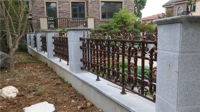 <i style='color:red'>铝艺庭院围墙护栏</i>在选择时，这些细节需要注意