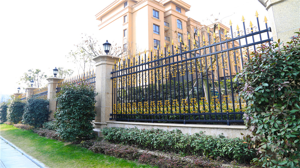 别墅围墙庭院护栏选择什么样的材料比较好呢？